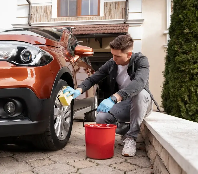 Lavage auto à domicile Nomain : professionnel intervenant sur un véhicule